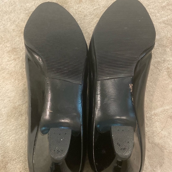 Vintage Salvatore Ferragamo Patent Leather with Suede Bows, Patent Pumps size 9! - Picture 5 of 5